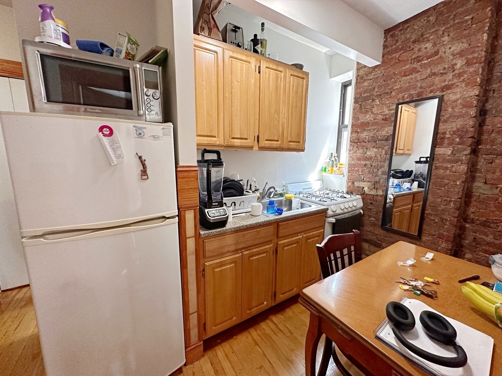 424 East 13th Street - Photo 4