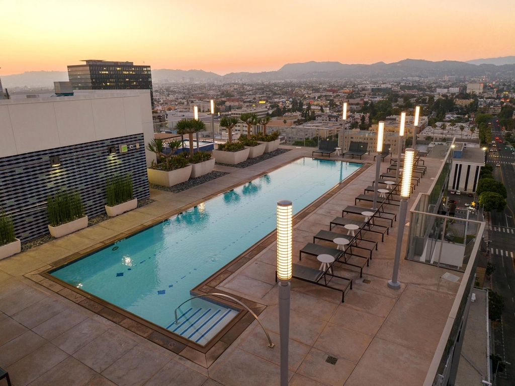 3033 Wilshire Blvd - Photo 2