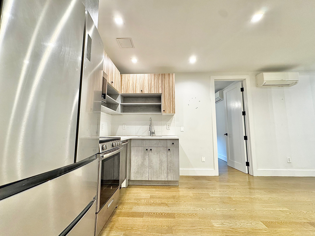 961 Seneca Avenue - Photo 7