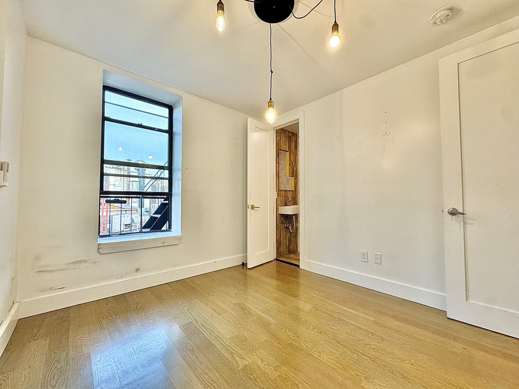 961 Seneca Avenue - Photo 16