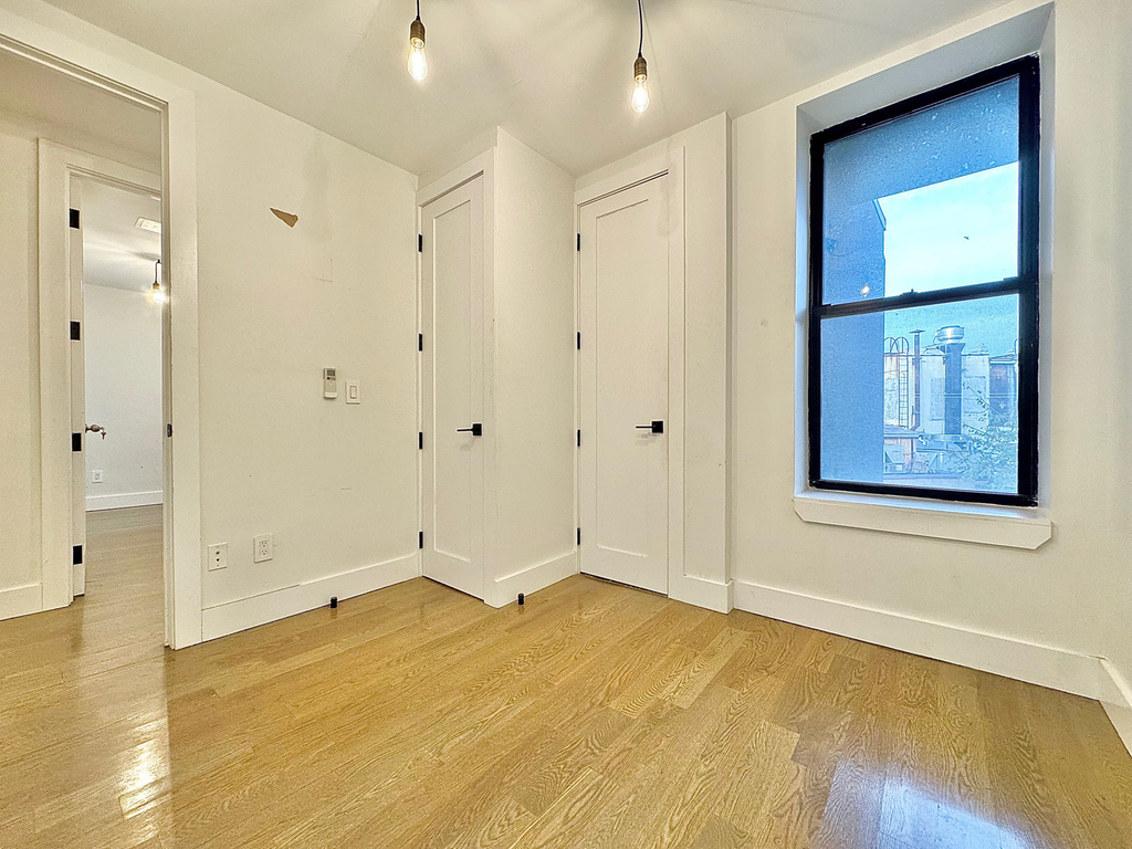 961 Seneca Avenue - Photo 11