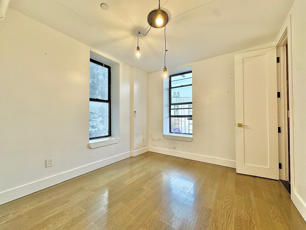 961 Seneca Avenue - Photo 3