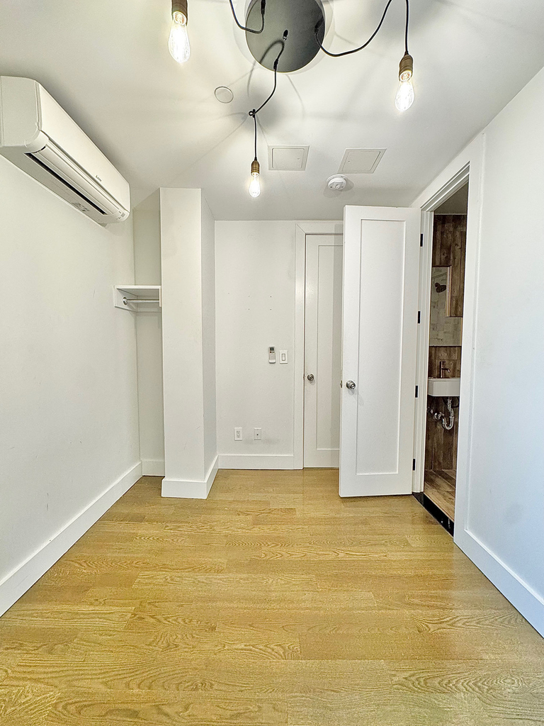 961 Seneca Avenue - Photo 13