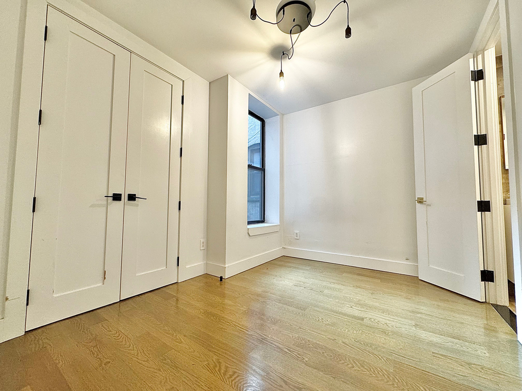 961 Seneca Avenue - Photo 6