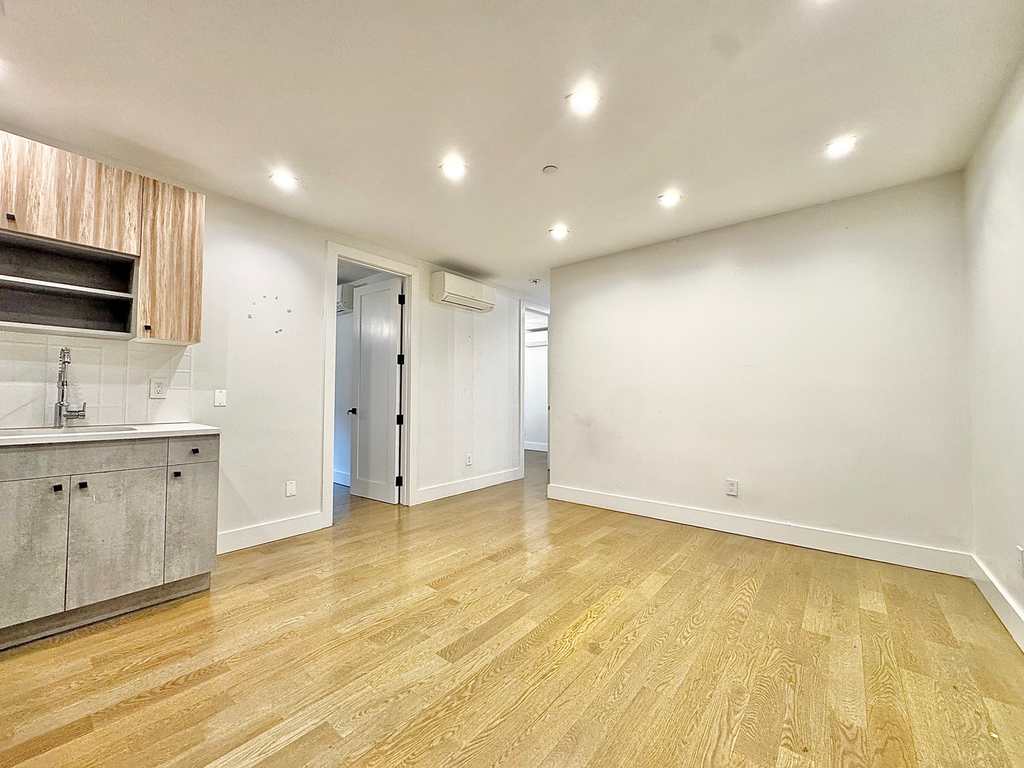 961 Seneca Avenue - Photo 4