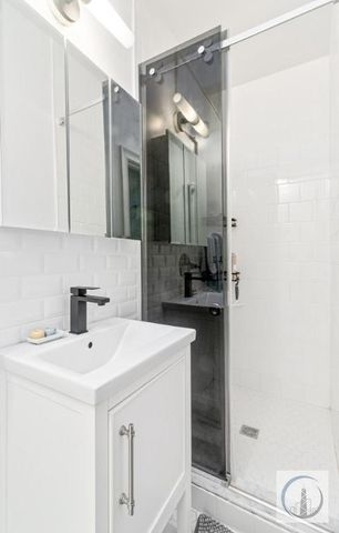 W 52nd St  - Photo 4