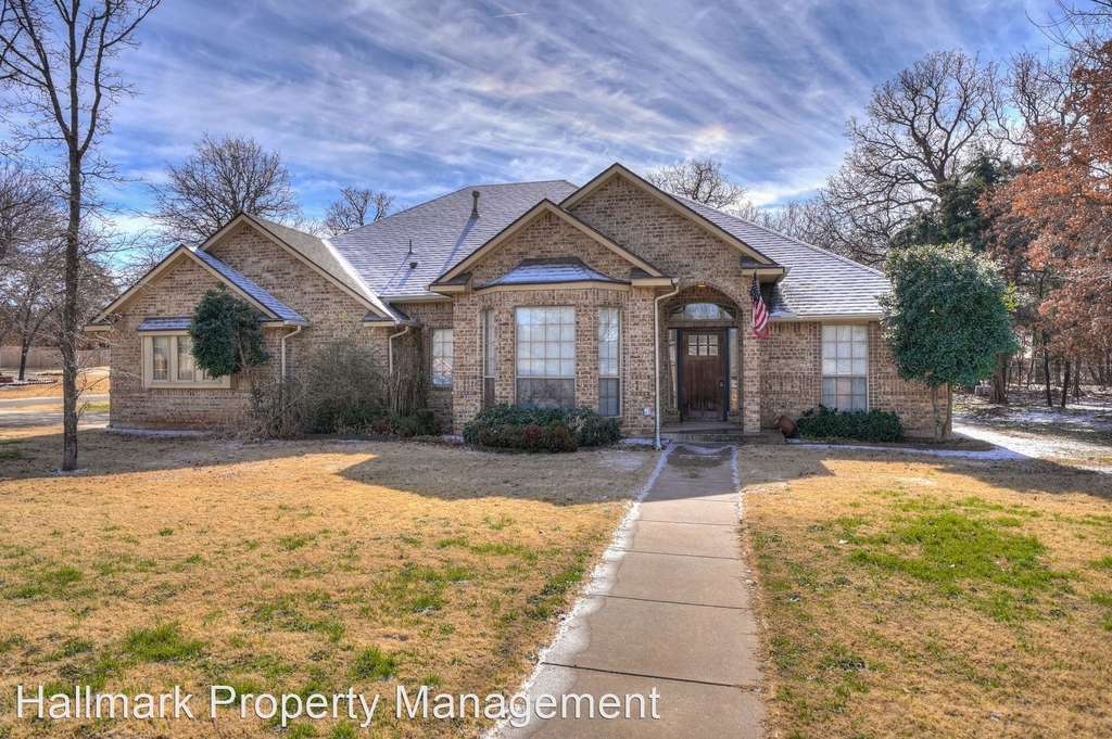 1042 Hidden Oaks Way - Photo 0