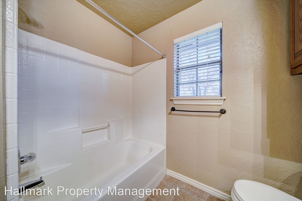 1042 Hidden Oaks Way - Photo 40