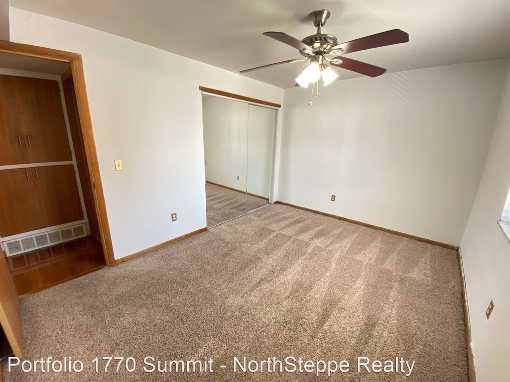 1770 Summit St - Photo 6