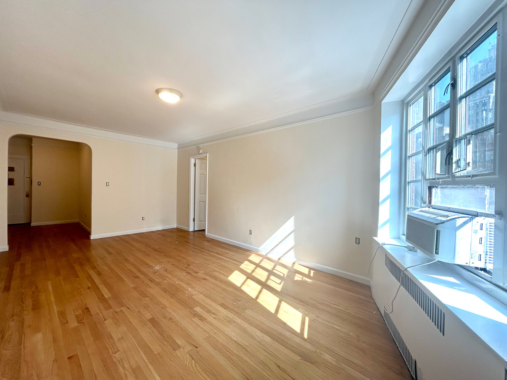 Jane Street - Photo 1