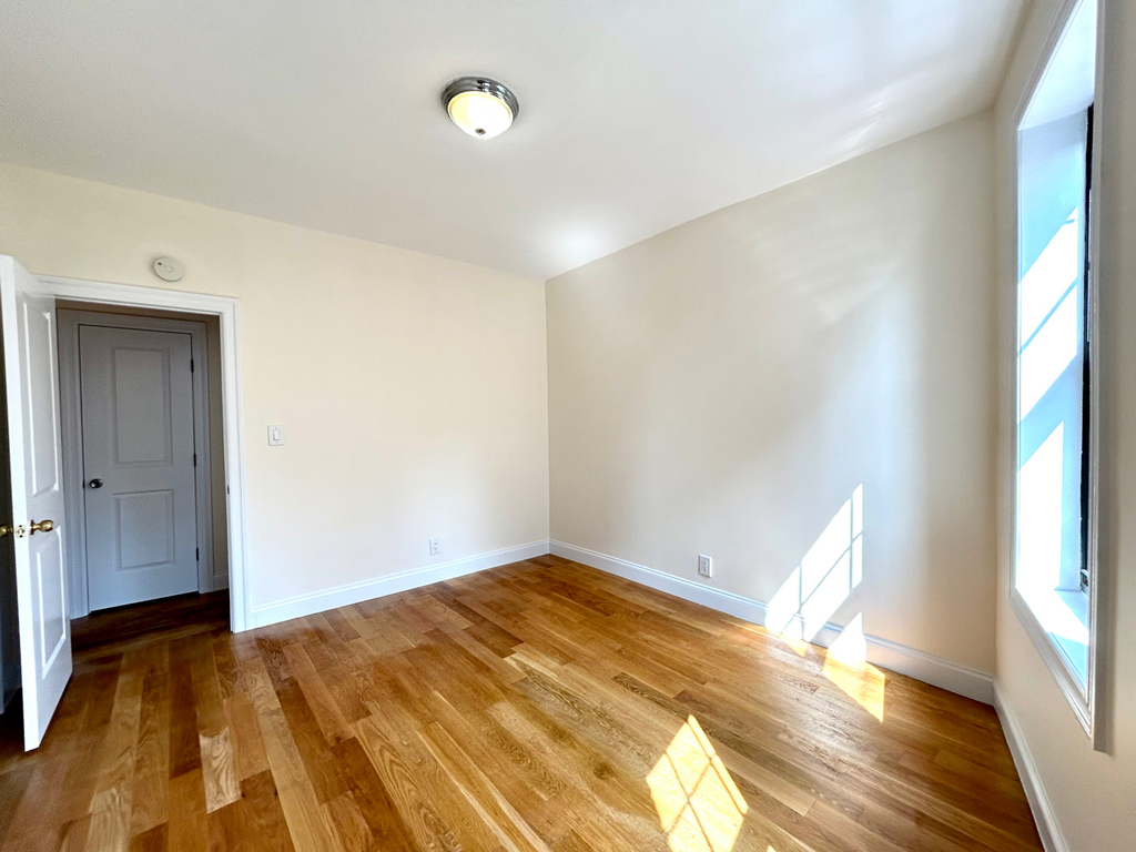 West 19th Street - Photo 4