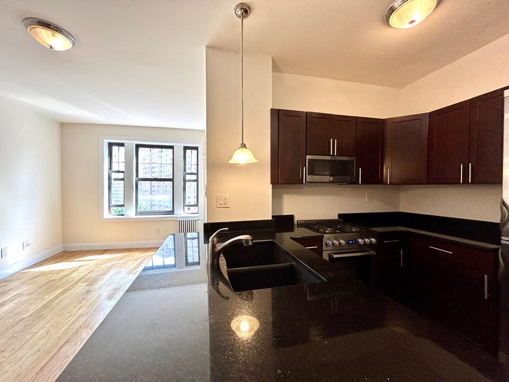 West 19th Street - Photo 5