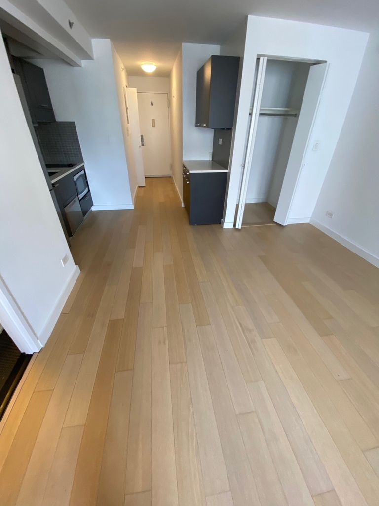 East 39th Street - Photo 7