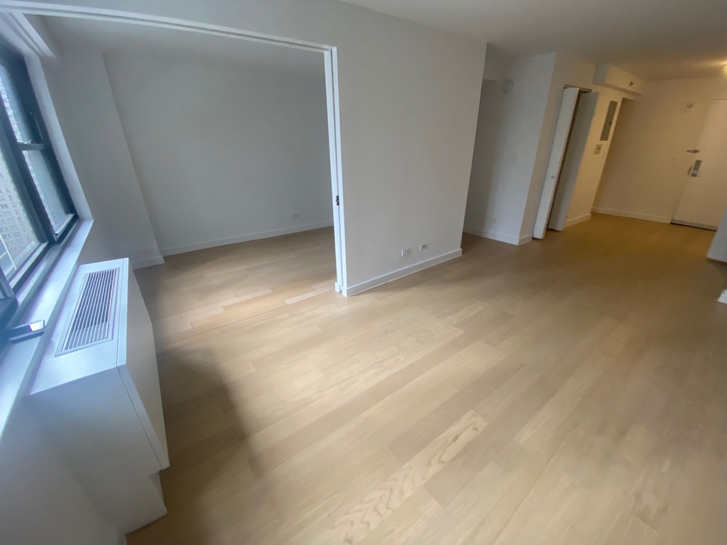 East 39th Street - Photo 18