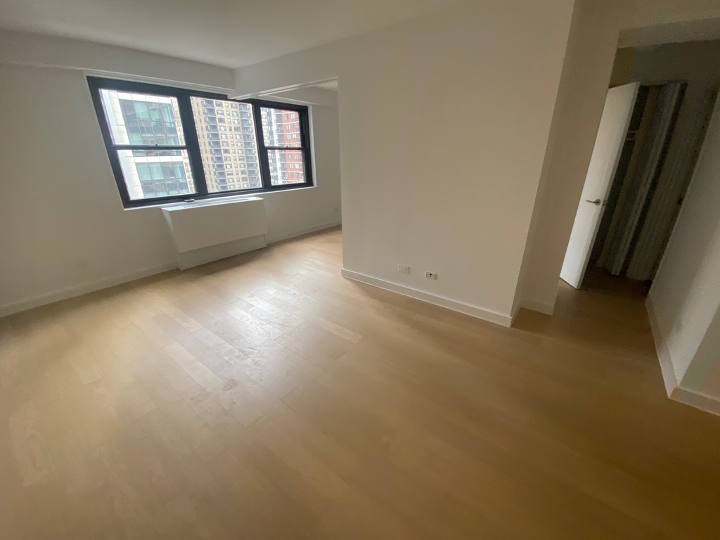 East 39th Street - Photo 17