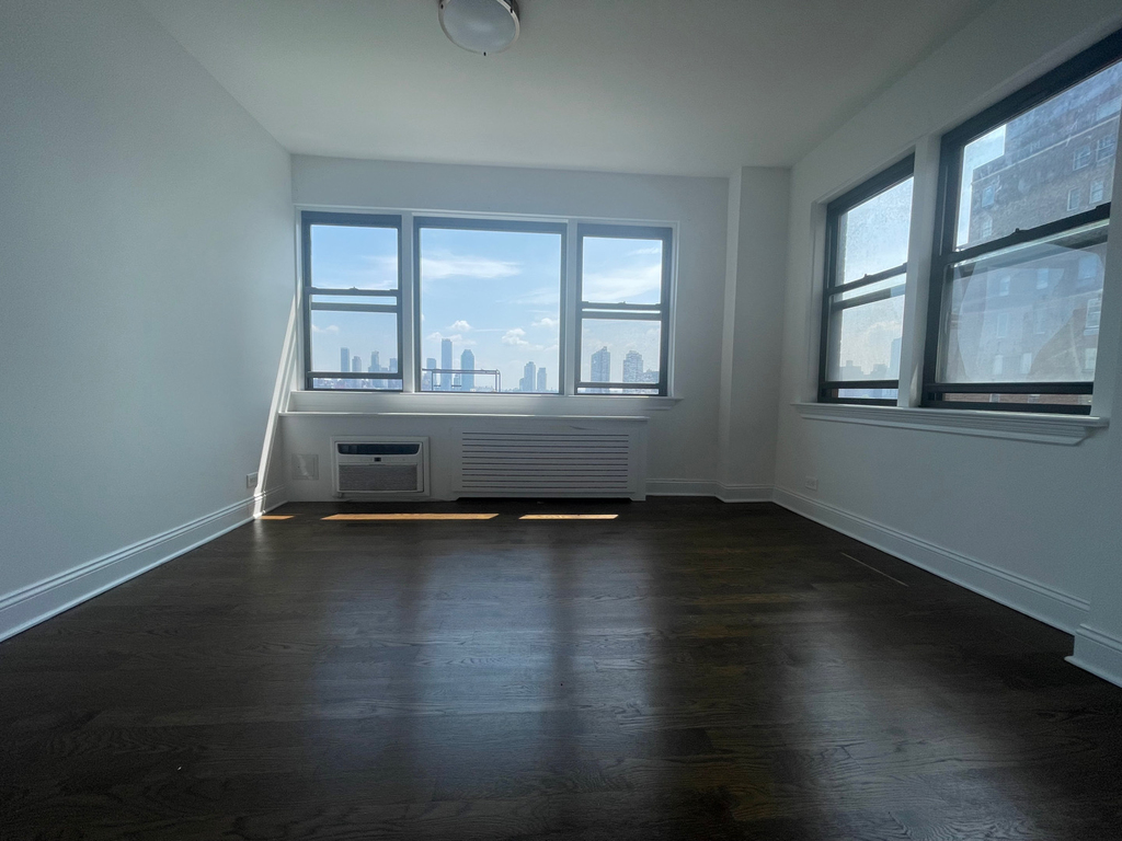 East 49th St - Photo 3