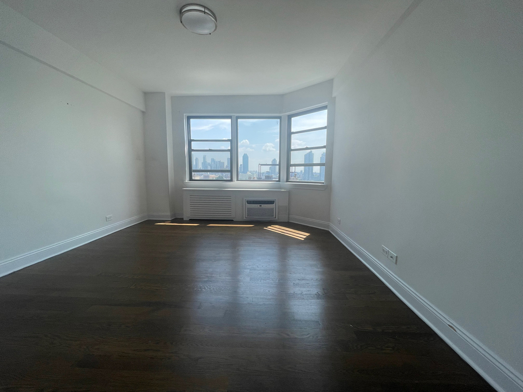 East 49th St - Photo 7