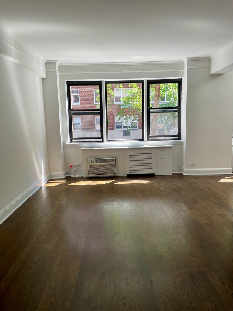 East 49th St - Photo 9
