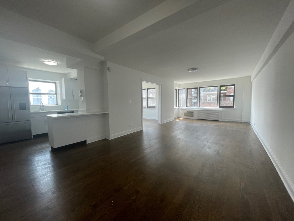 East 49th St - Photo 0