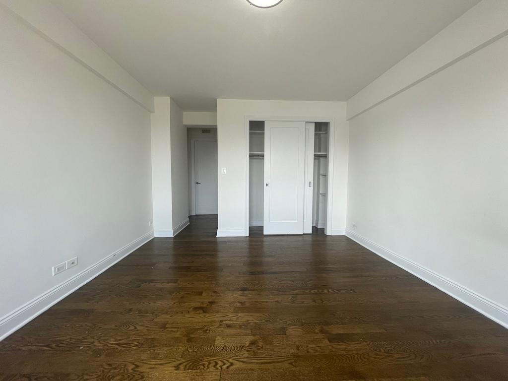 East 49th St - Photo 8