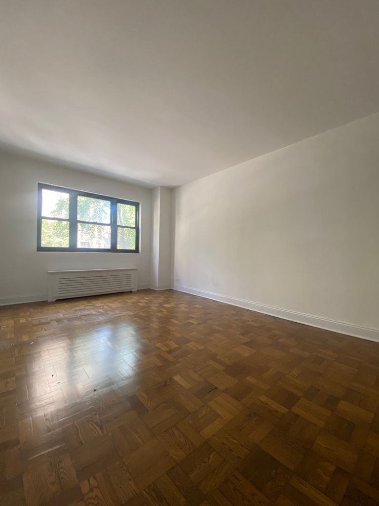 East 35th Street off Third Avenue  - Photo 7