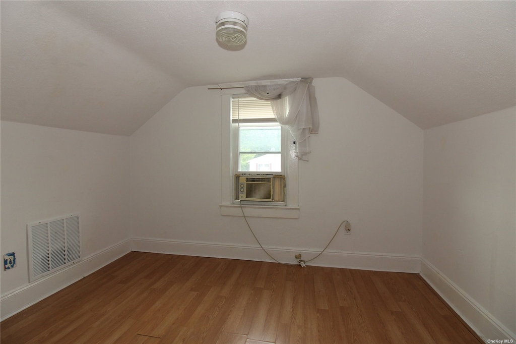 280 Islip Boulevard - Photo 11