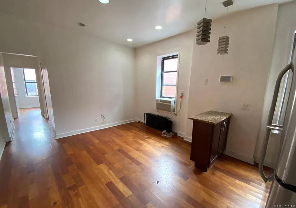 85 Ralph Avenue - Photo 1