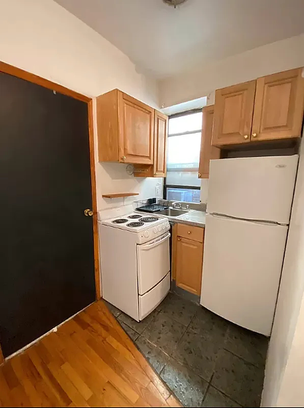 447 West 37th Street - Photo 2