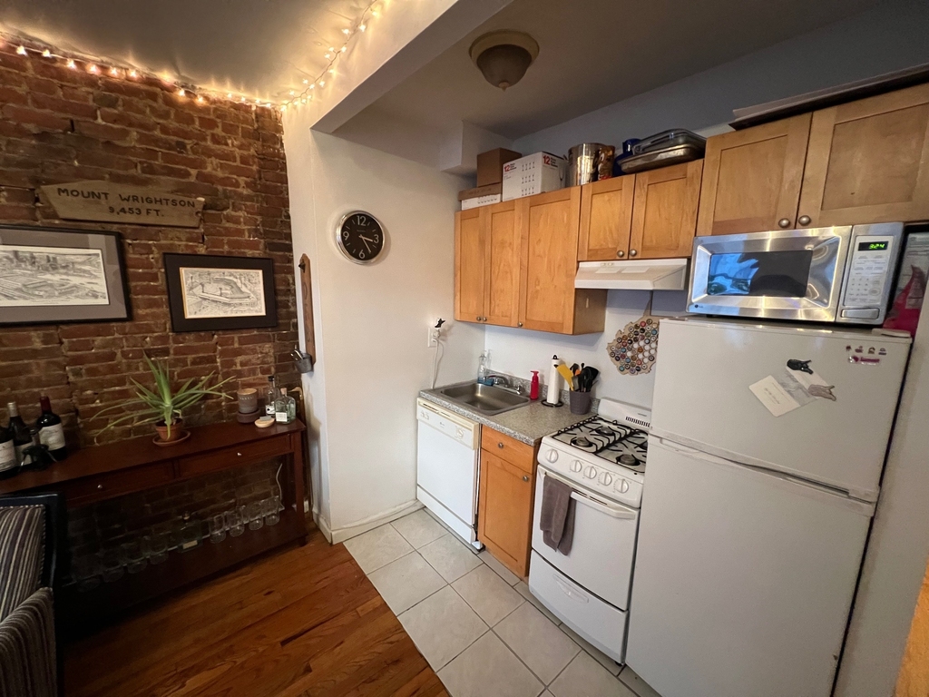 447 West 37th Street - Photo 3