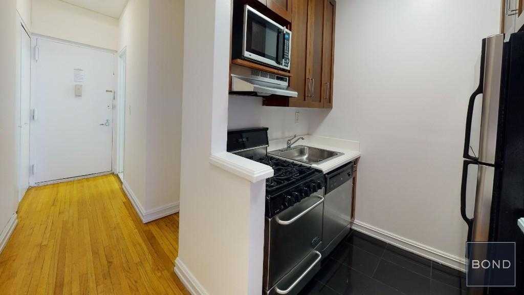 365 West 52nd Street - Photo 4