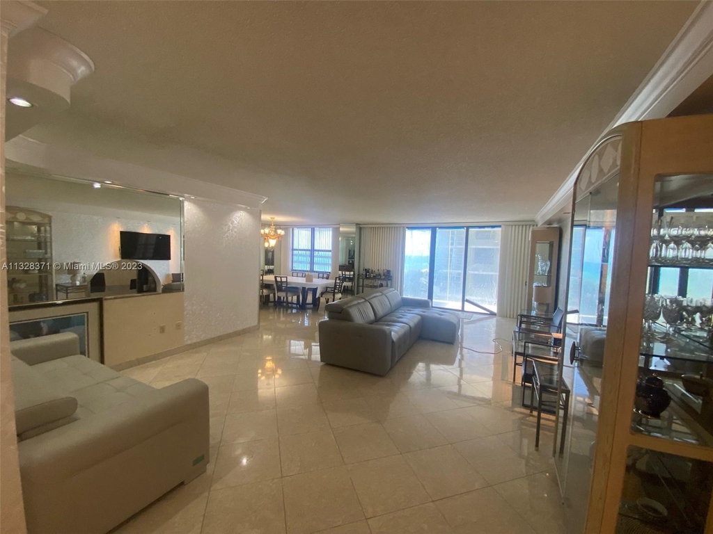 9801 Collins Ave - Photo 8