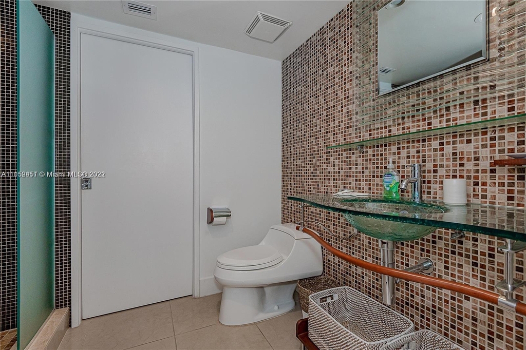 2301 Collins Ave - Photo 11