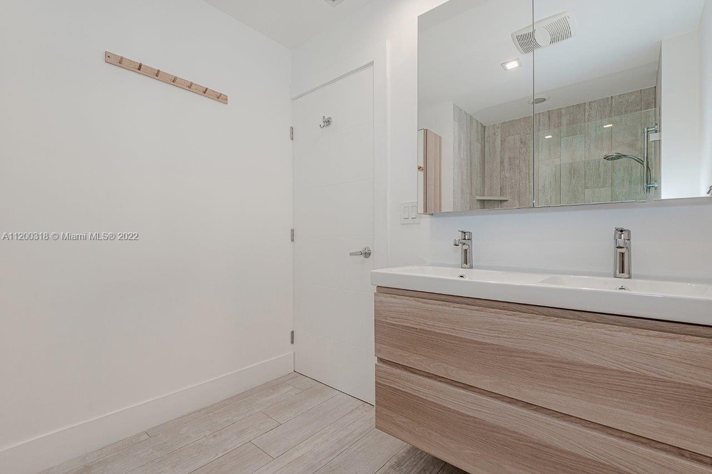 2301 Collins Ave - Photo 18