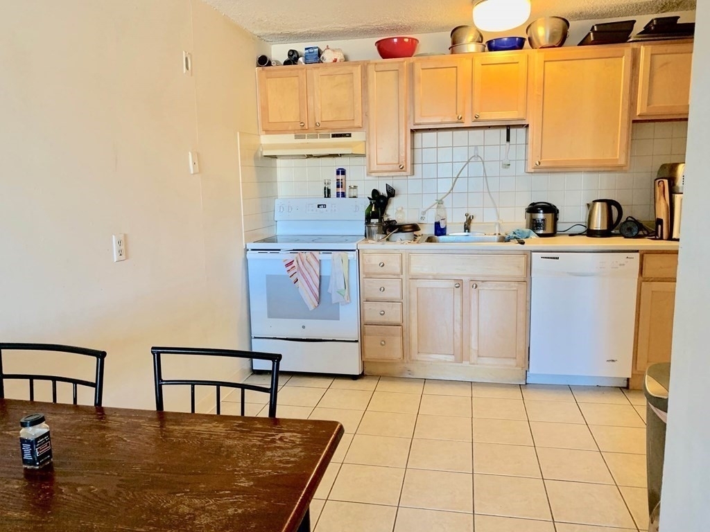 239 Kelton St - Photo 3