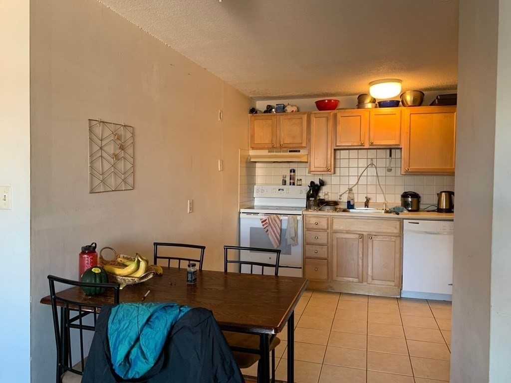 239 Kelton St - Photo 2