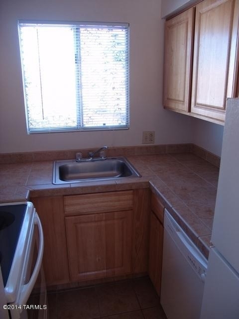 1810 E Blacklidge Drive - Photo 3