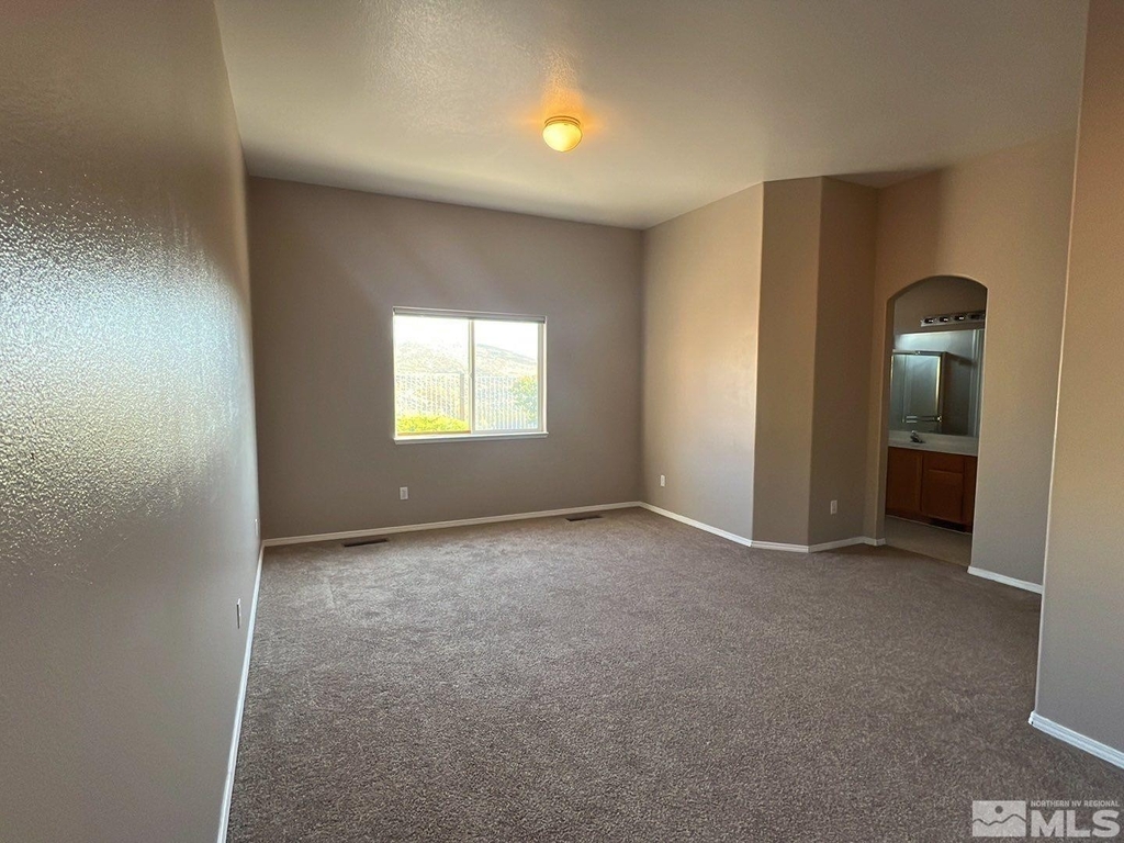 2960 Roxbury Drive - Photo 3