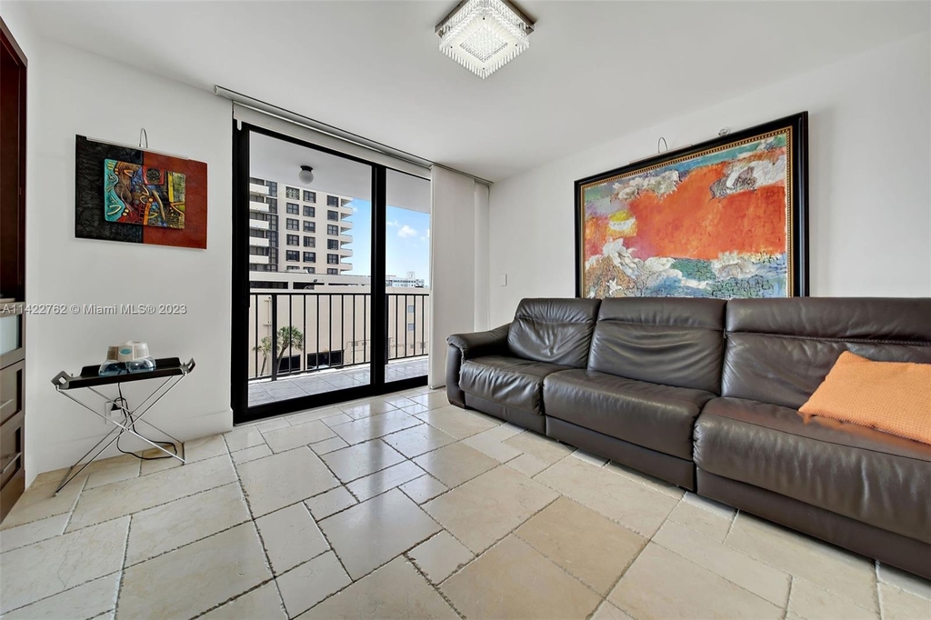 2625 Collins Ave - Photo 4