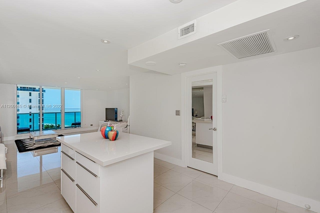 2301 Collins Ave - Photo 14