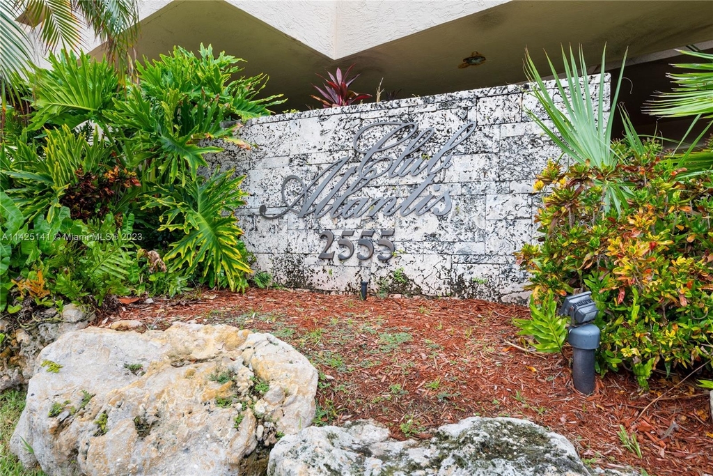 2555 Collins Ave - Photo 8