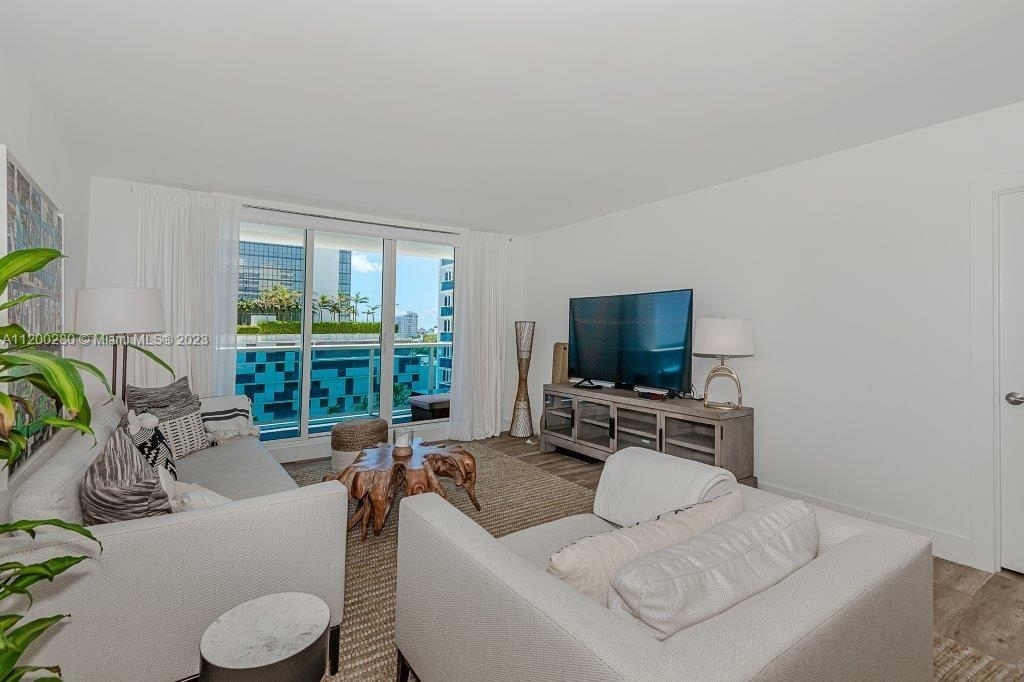 2301 Collins Ave - Photo 3