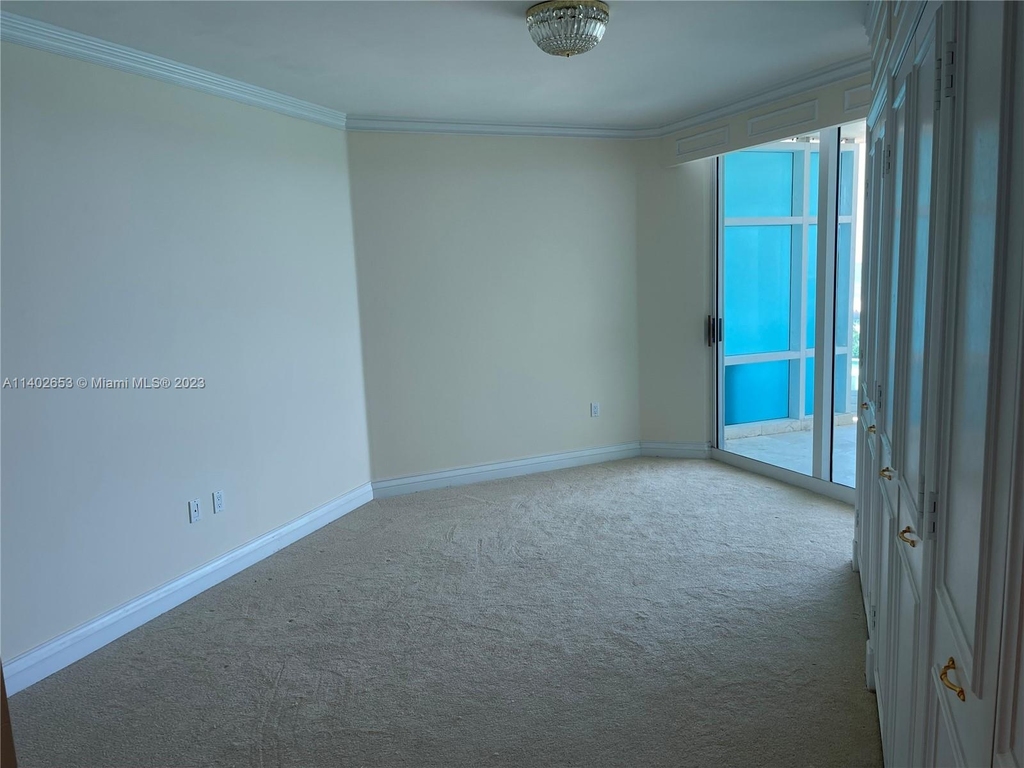 5025 Collins Ave - Photo 8