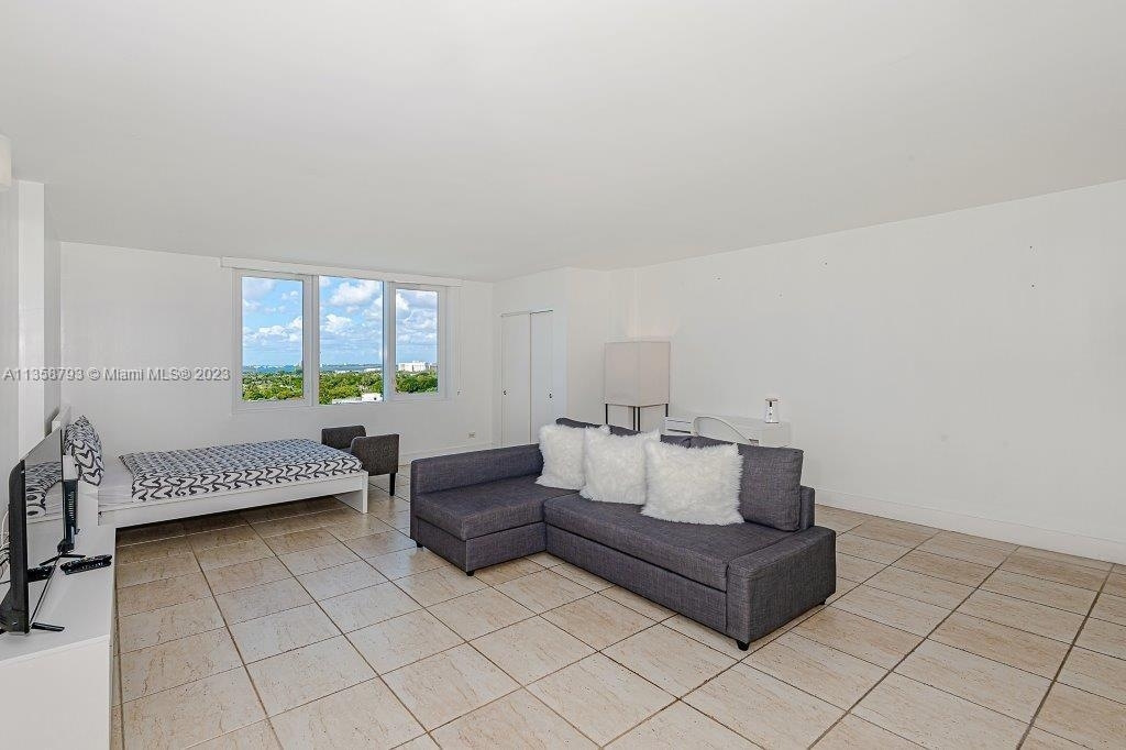 2301 Collins Ave - Photo 3