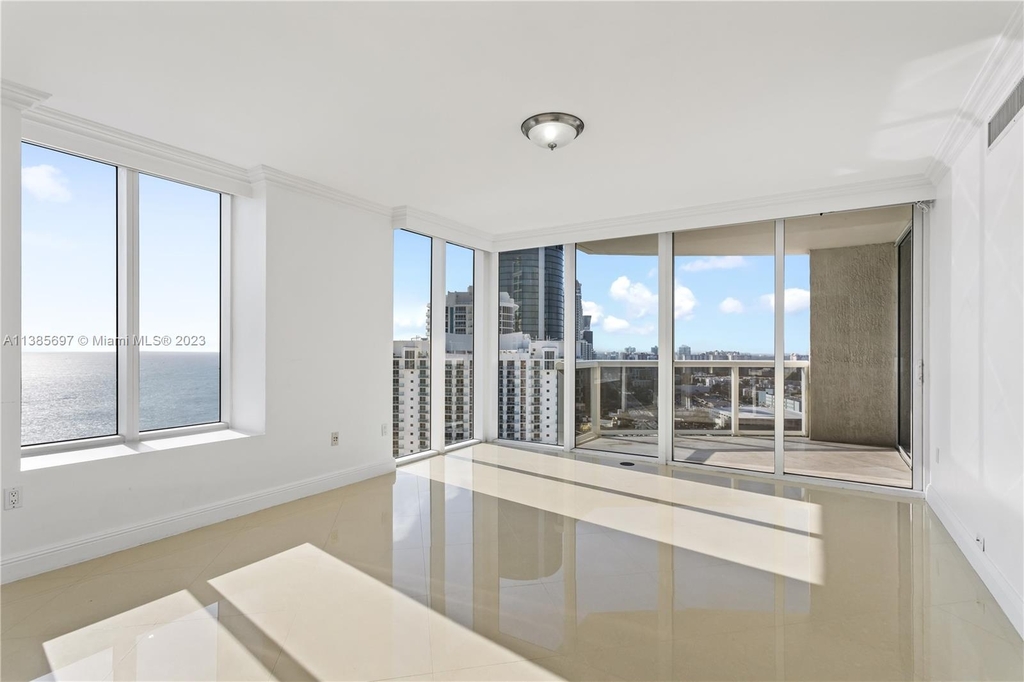 18911 Collins Ave - Photo 8