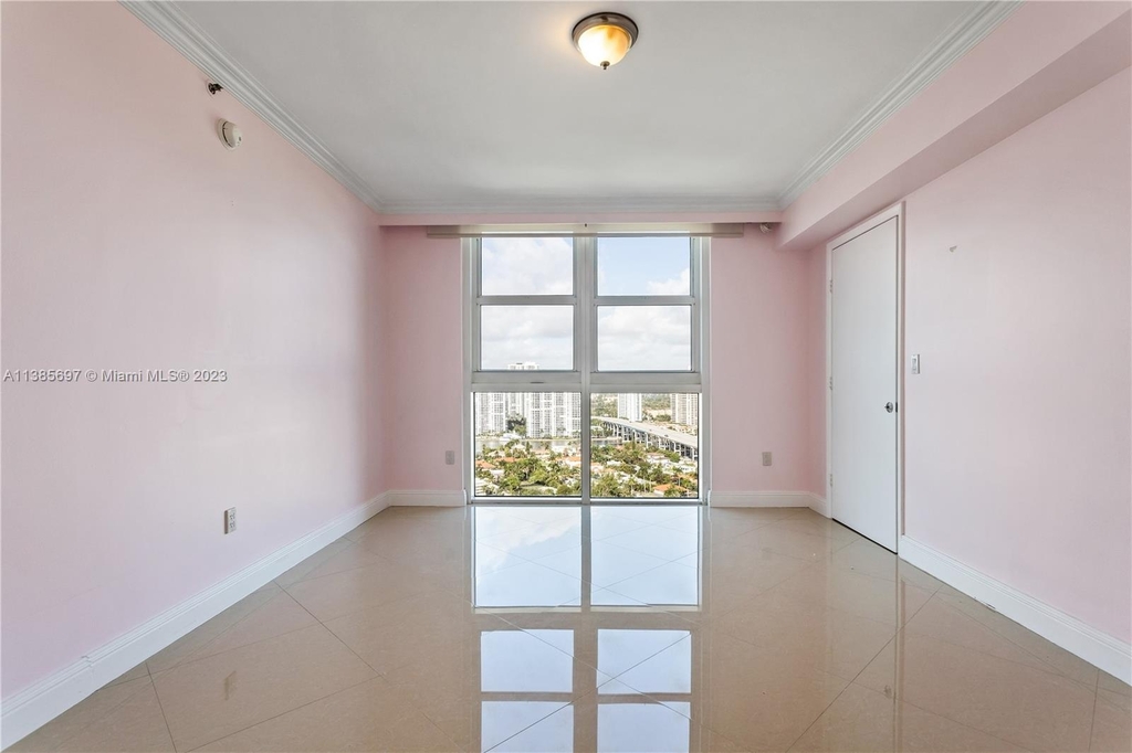 18911 Collins Ave - Photo 13