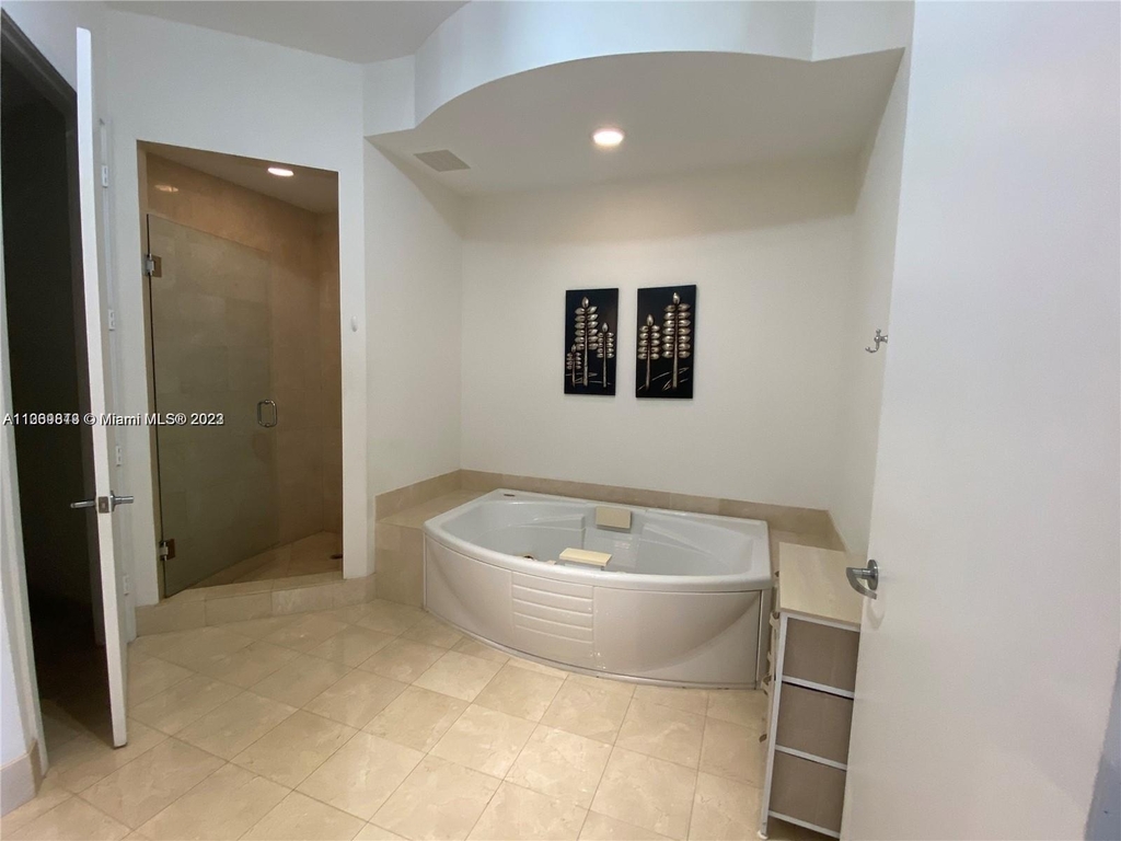 18101 Collins Ave - Photo 6
