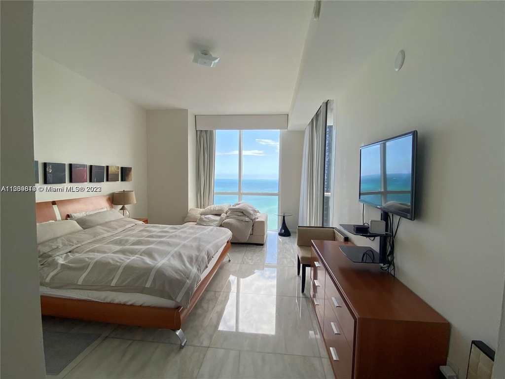 18101 Collins Ave - Photo 4