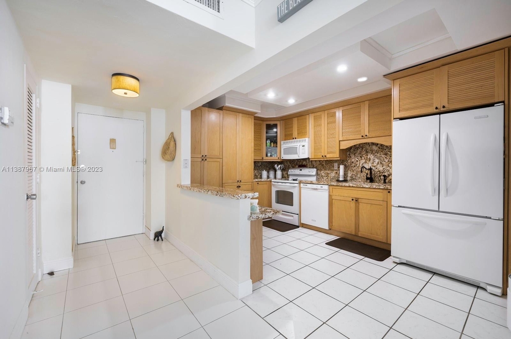5001 Collins Ave - Photo 10