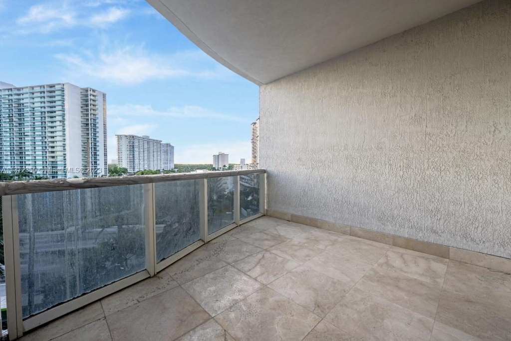 15811 Collins Ave - Photo 25