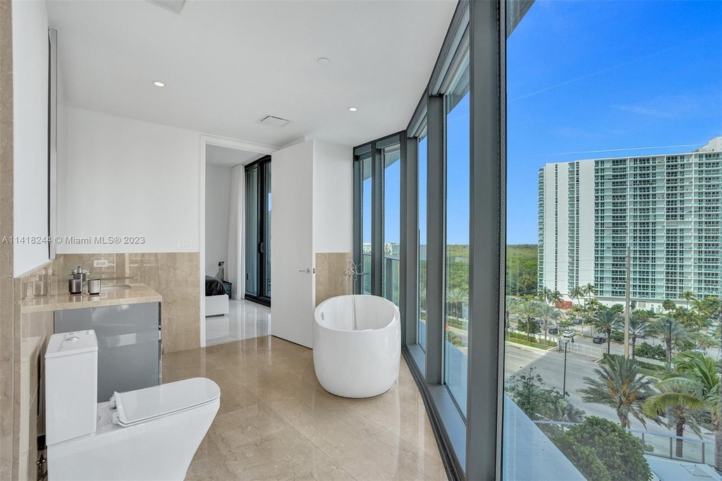 15701 Collins Ave - Photo 32